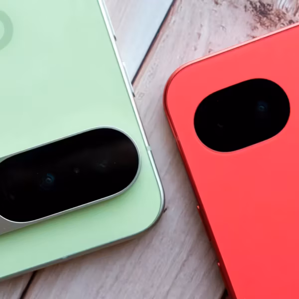 Два смартфона Google Pixel с разными цветами задней панели