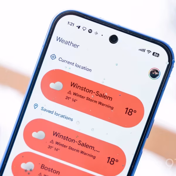 Смартфон Google Pixel с виджетом Pixel Weather, предупреждением о зимней буре и иконкой погоды