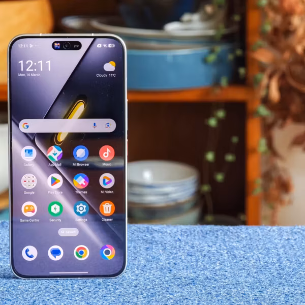 Poco X8 Pro Max с RGB-подсветкой в стиле Железного человека на синем фоне