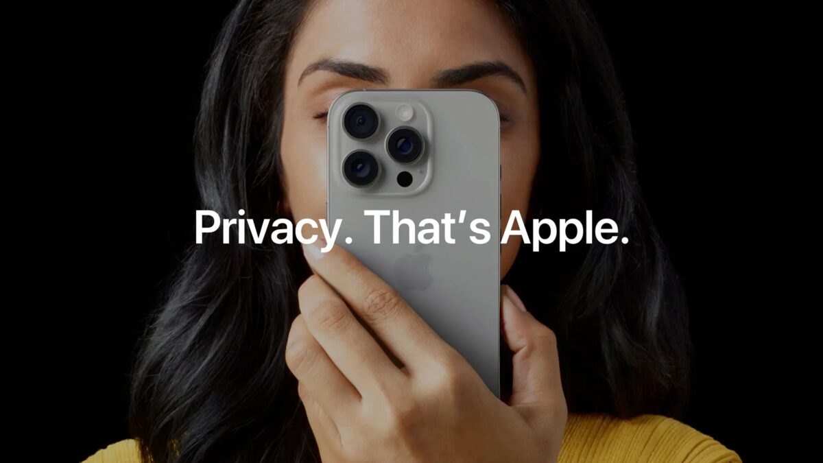 Женщина с телефоном iPhone и чёрным фоном Apple