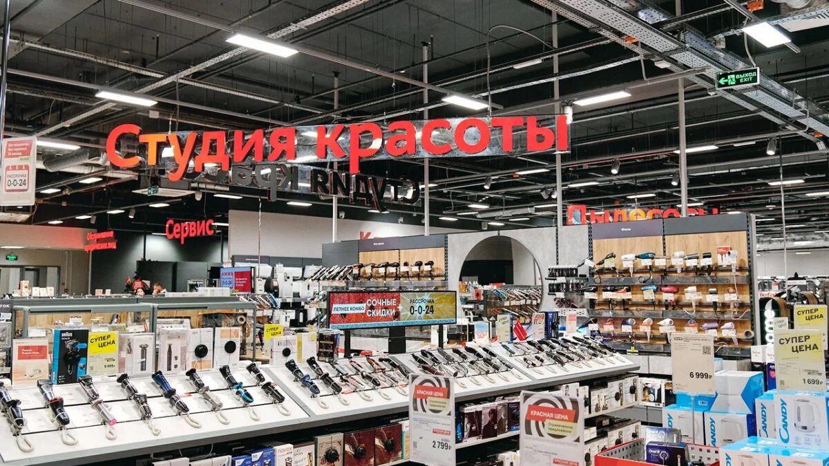 Магазин с ассортиментом стайлеров для волос: витрина с разными моделями и приборами укладки