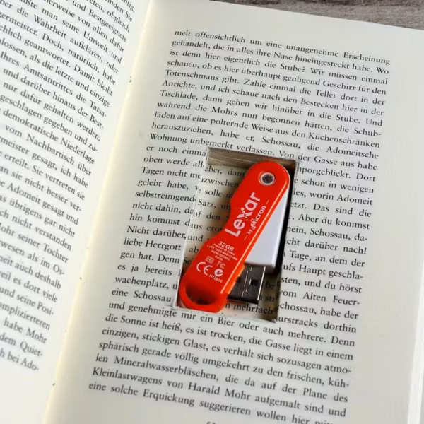 USB-накопитель LeBest на открытой странице книги