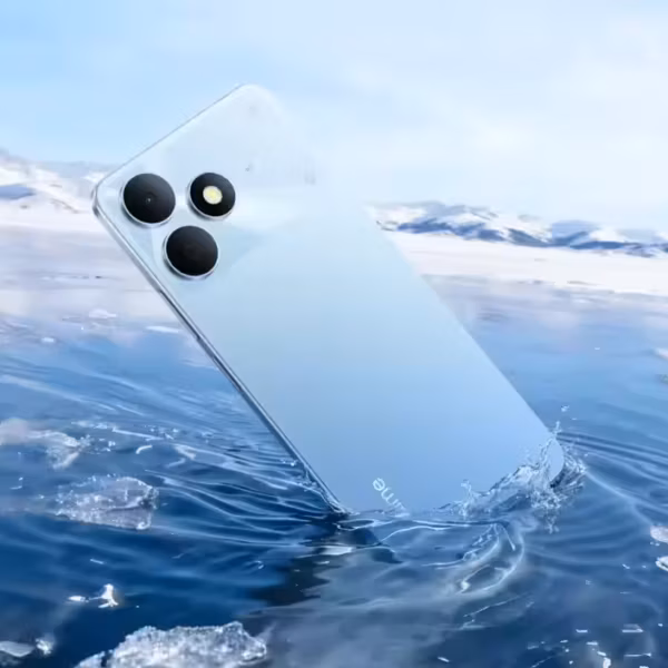 Смартфон Realme Note 80 с защитой MIL-STD-810H и IP54 на фоне ледяных пейзажей и айсбергов