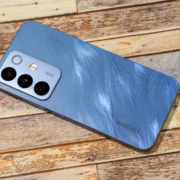 Задняя панель Realme C85 с тремя камерами и светодиодом