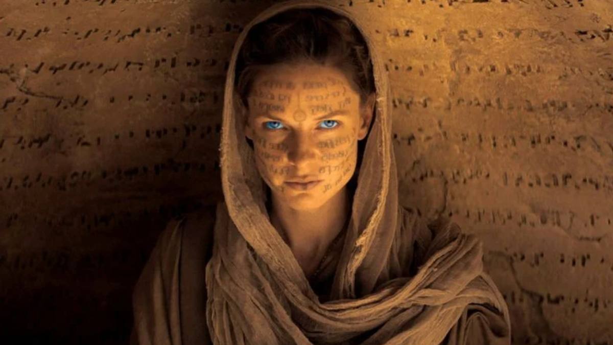 Девушка с голубыми глазами в одежде с текстами