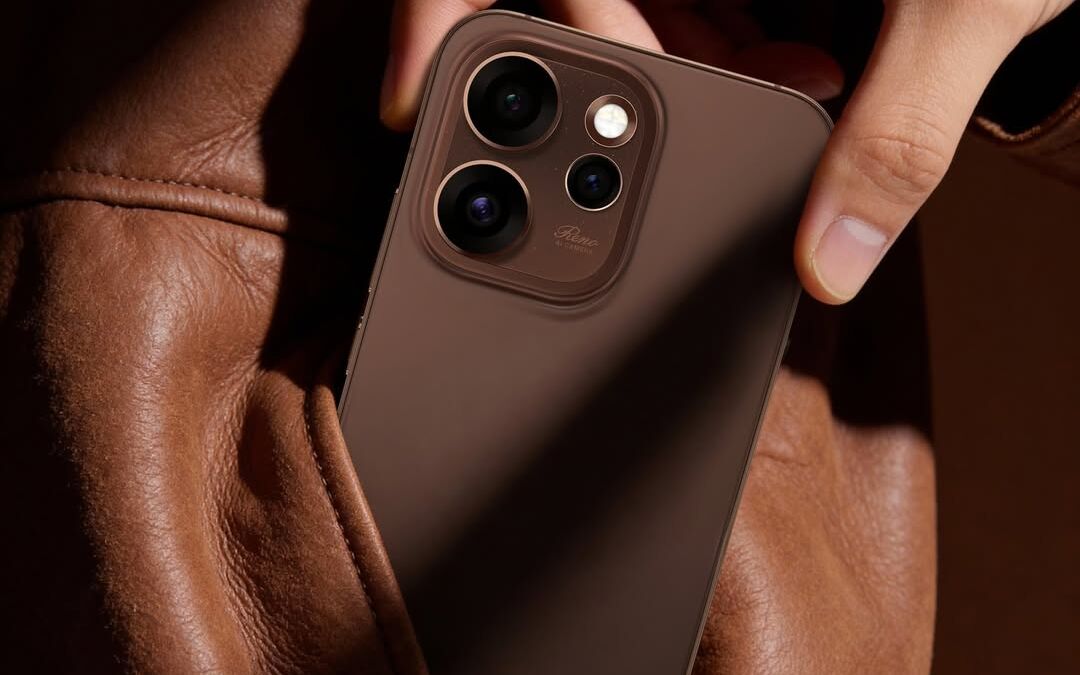 Розовый OPPO Reno15 Pro с тройной камерой в руке