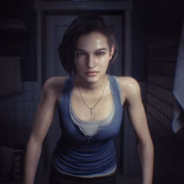 Джилл Валентайн из Resident Evil 3 в темной ванной комнате в синей футболке, взгляд в камеру