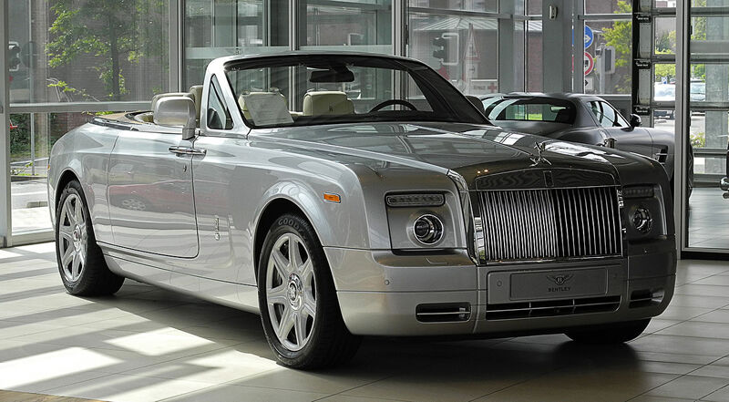 Салон Rolls-Royce в ретро-кабриолете с роскошной классической отделкой