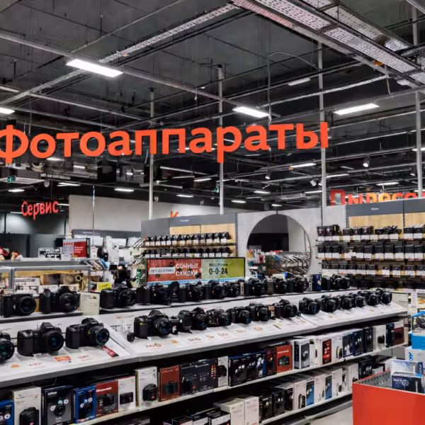 Выставка цифровых камер в магазине: разные модели фотоаппаратов, объективы и аксессуары