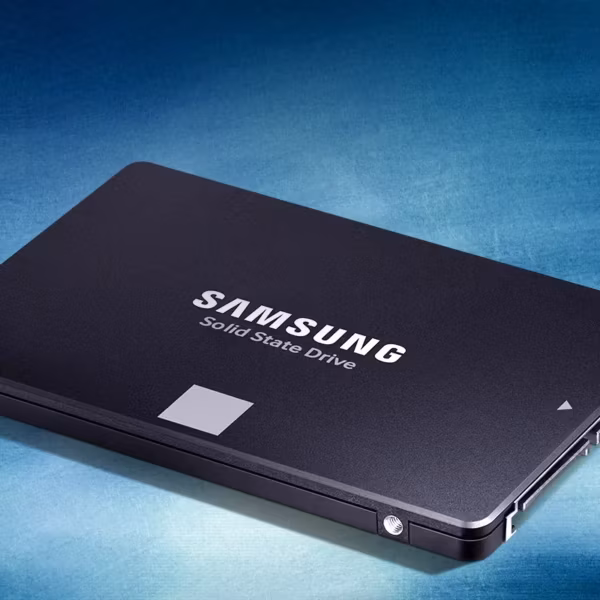 SSD Samsung 870 EVO 8 ТБ на черном фоне