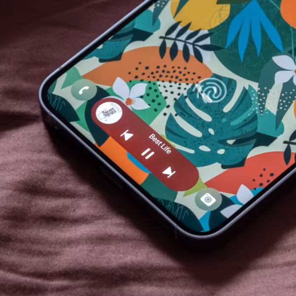 Смартфон Samsung Galaxy с ярким экраном OLED и поддержкой Spotify, смартфон из бюджетной линейки