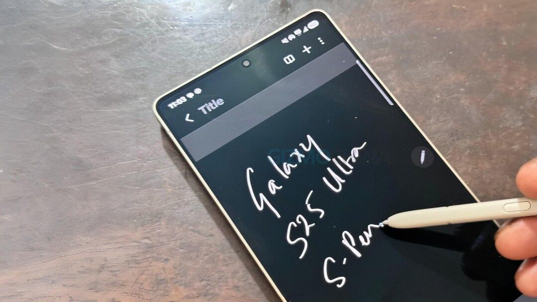 Samsung Galaxy S27 Ultra с S Pen: рука пишет заметку на экране стилусом Black