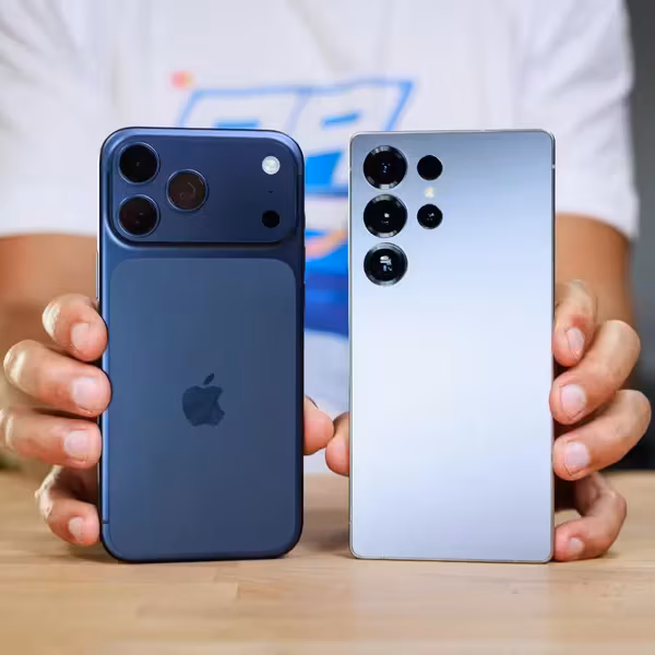 Сравнение Samsung Galaxy S25 Ultra и iPhone 17 Pro Max на деревянной поверхности