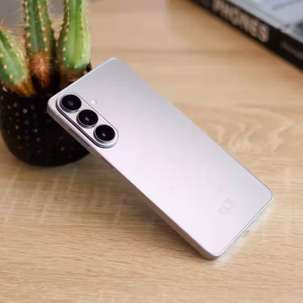 Смартфон Samsung Galaxy S26 Plus на деревянном столе