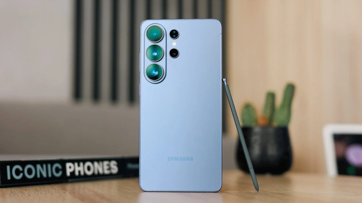 Смартфон Samsung Galaxy S27 Ultra со стилусом S Pen на столе