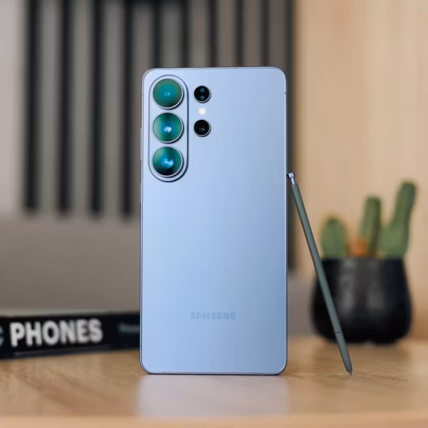 Смартфон Samsung Galaxy S27 Ultra со стилусом S Pen на столе