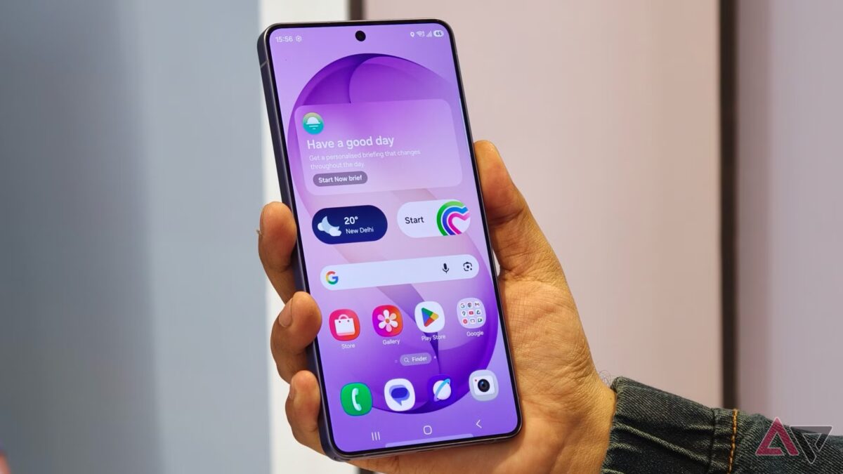 Samsung Galaxy S26 с интерфейсом заказа еды и вызова такси через приложения на экране