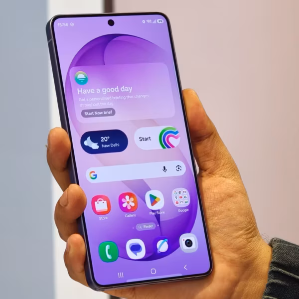 Samsung Galaxy S26 с интерфейсом заказа еды и вызова такси через приложения на экране