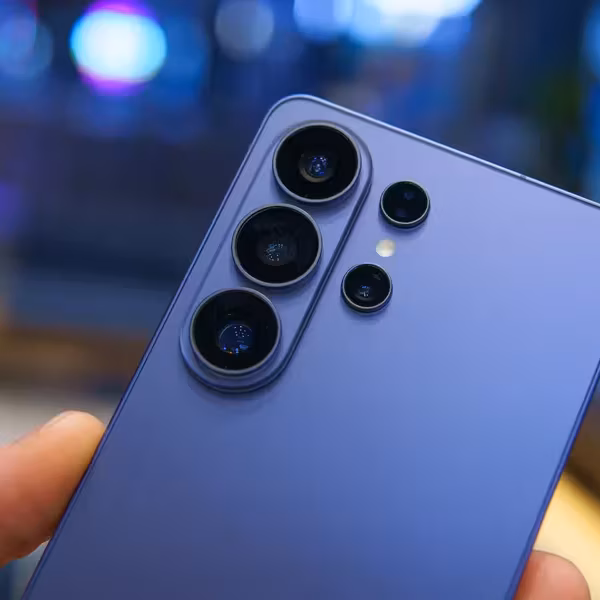 Тыльная сторона смартфона Samsung Galaxy S26 Ultra с камерами