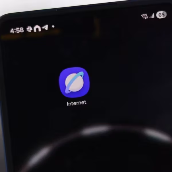 Экран смартфона Samsung с открытым Samsung Browser и иконкой браузера на дисплее