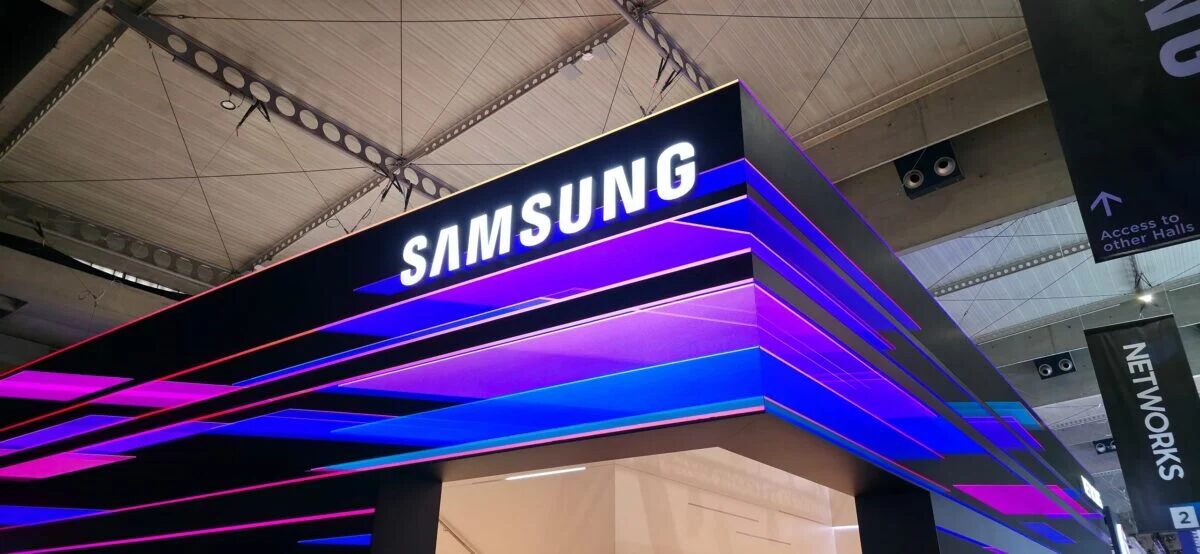 Яркий светящийся знак Samsung на выступающем з flamingo Samsung Foundry