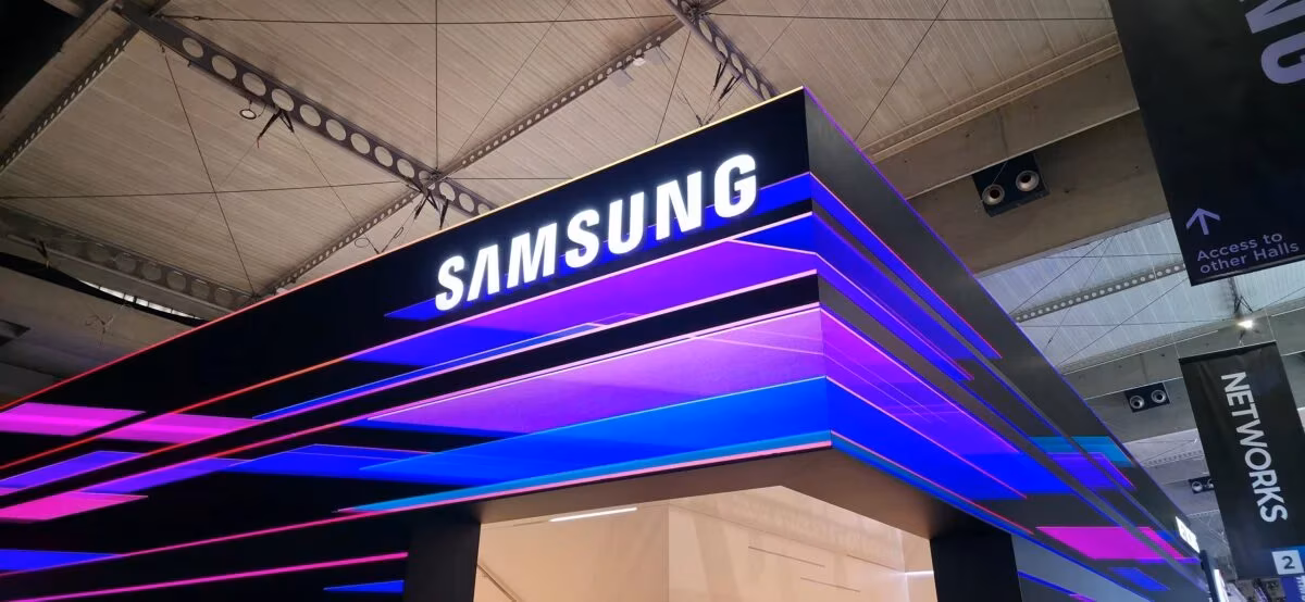 Яркий светящийся знак Samsung на выступающем з flamingo Samsung Foundry