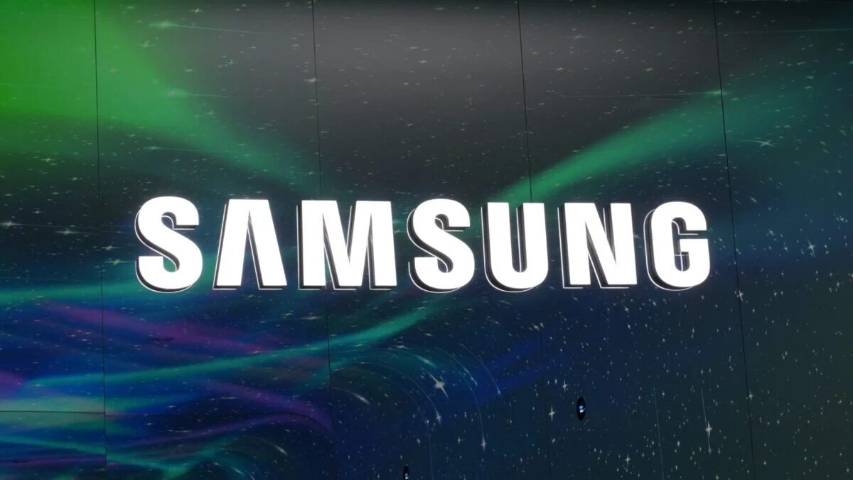 Логотип Samsung на выставочном стенде CES 2026 на фоне космического пространства