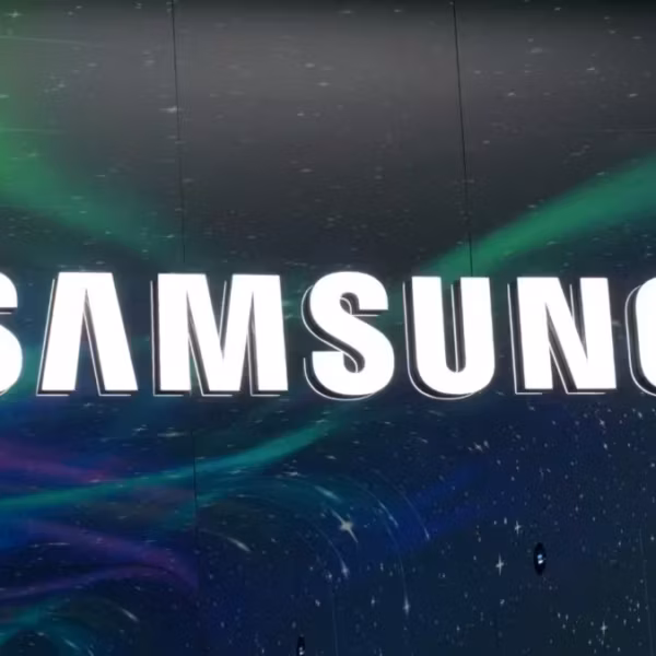 Логотип Samsung на выставочном стенде CES 2026 на фоне космического пространства