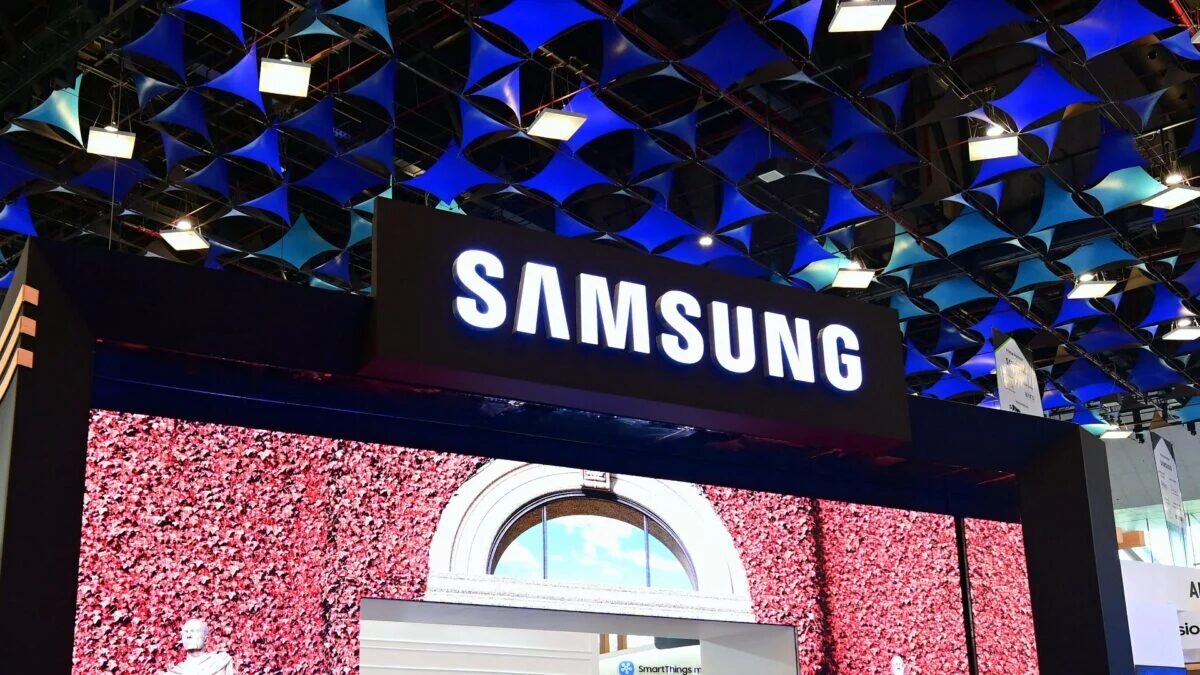 Стенд Samsung на выставке India Mobile Congress 2025 с логотипом и цветочной инсталляцией