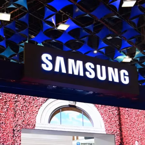 Стенд Samsung на выставке India Mobile Congress 2025 с логотипом и цветочной инсталляцией