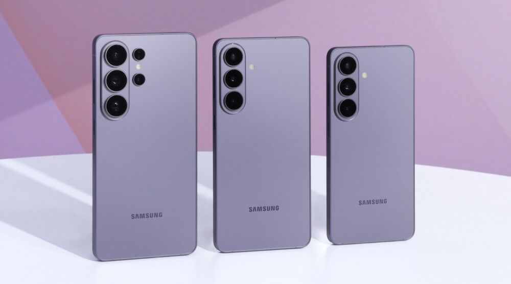 Три смартфона Samsung Galaxy S26 серии с тройными камерами на задней панели, включая Galaxy S26 Ultra