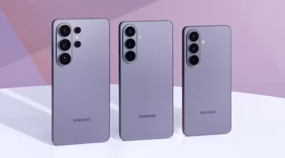 Три смартфона Samsung Galaxy S26 серии с тройными камерами на задней панели, включая Galaxy S26 Ultra