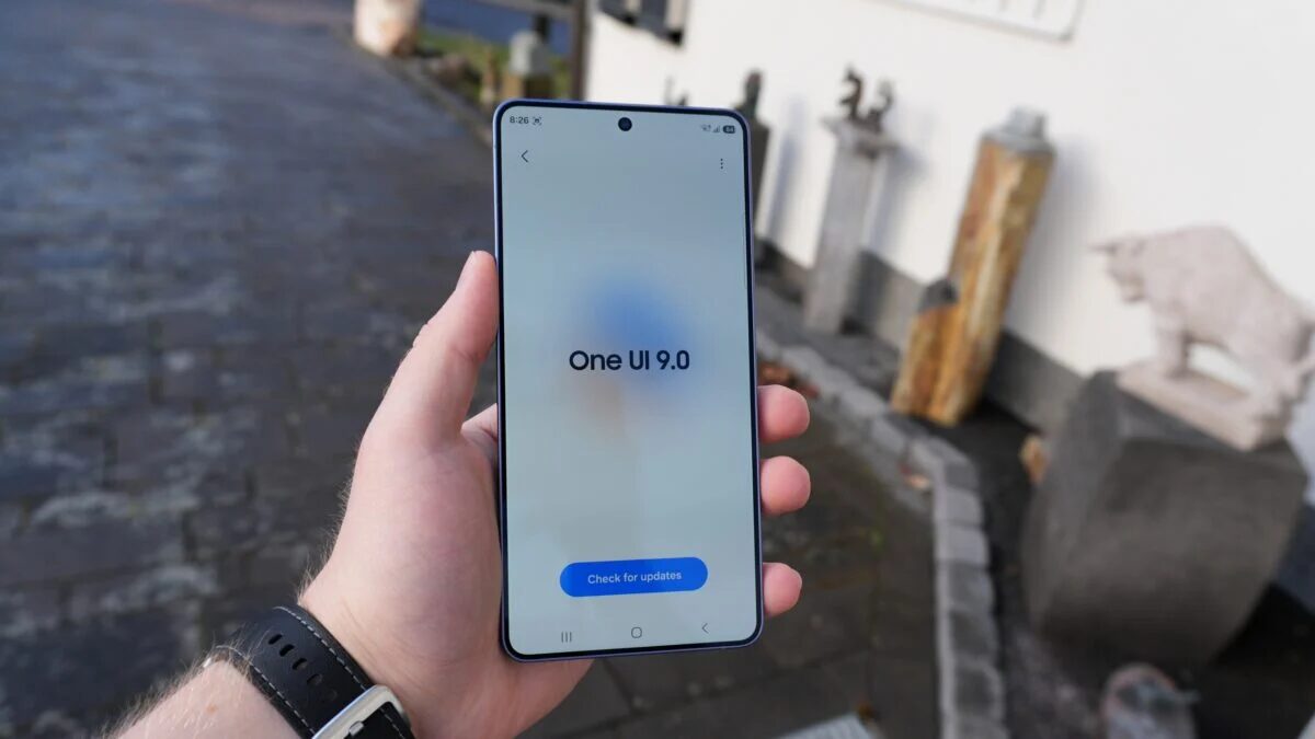 Человек держит смартфон Samsung Galaxy S26 Ultra с интерфейсом One UI 9.0 на базе Android 17