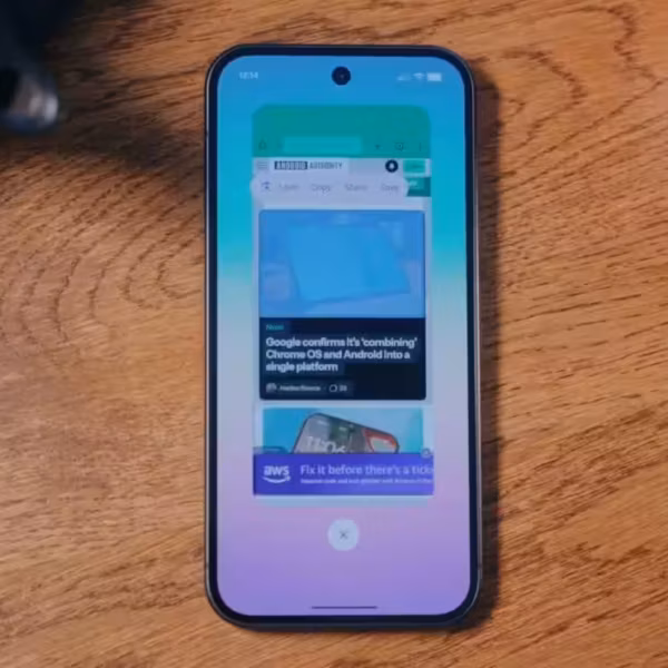 Смартфон Google Pixel с экраном новостей и рекламы в Android 16 QPR3