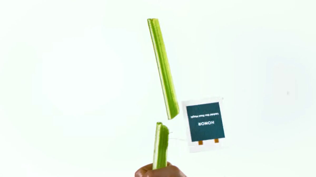 Демонстрация аккумулятора Honor Magic V6 разрезанного на куски для показа внутреннего объема