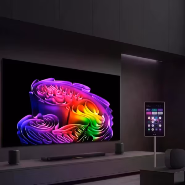 Телевизор LG OLED W6 и смартфон на стене