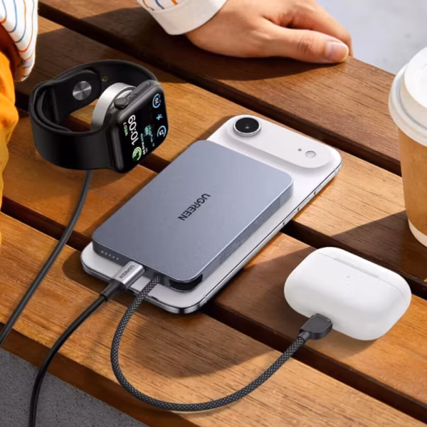 Ugreen MagFlow Air 10 000 мАч с магнитной зарядкой Qi2, кабель и смартфон