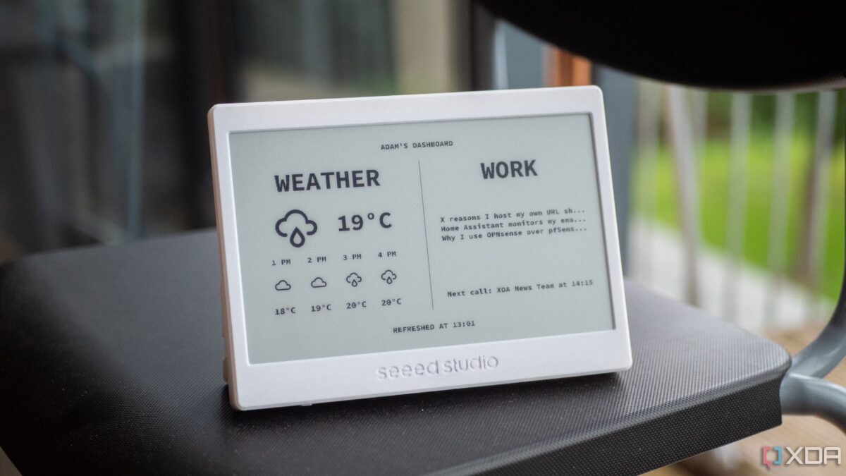 Старый Amazon Kindle с e Ink дисплеем, используемый как экран для Home Assistant