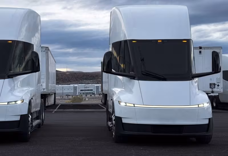 Tesla Semi с батареями на 1,6 млн км пробега: электрические грузовики на парковке