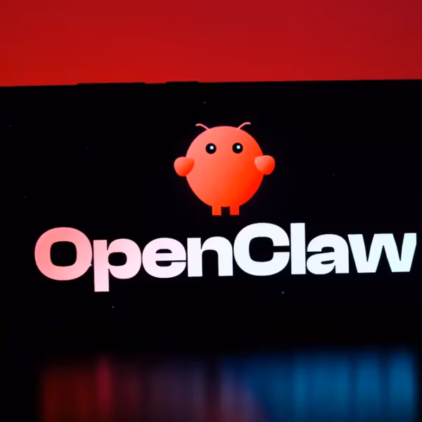 Смартфон с логотипом OpenClaw на экране на фоне техноинтерфейса