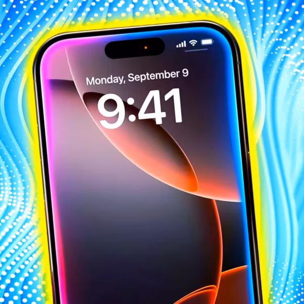 Горизонтальный iPhone с ярким экраном и интерфейсом Siri на дисплее