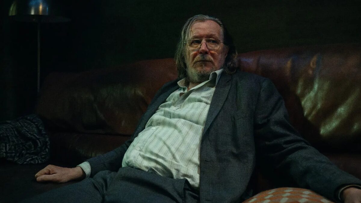 Пожилой мужчина в деловом костюме на диване в кадре сериала Slow Horses от Apple TV