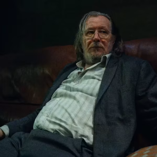 Пожилой мужчина в деловом костюме на диване в кадре сериала Slow Horses от Apple TV