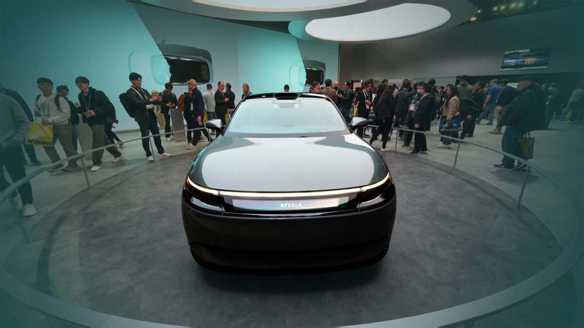 Электромобиль Afeela брендов Sony и Honda на выставке в центре с посетителями