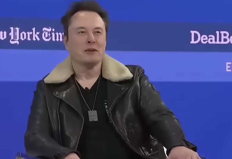 Мужчина рядом с панелью логотипов Tesla и xAI, упоминание цифрового Optimus на базе AI4