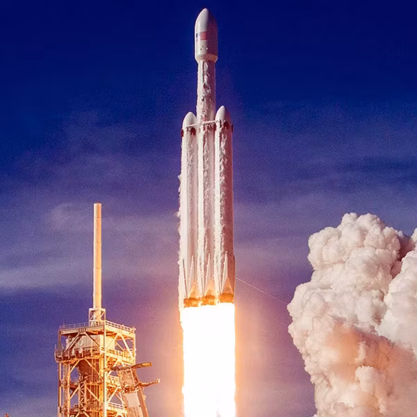 Ракета SpaceX Starship запускается в небо
