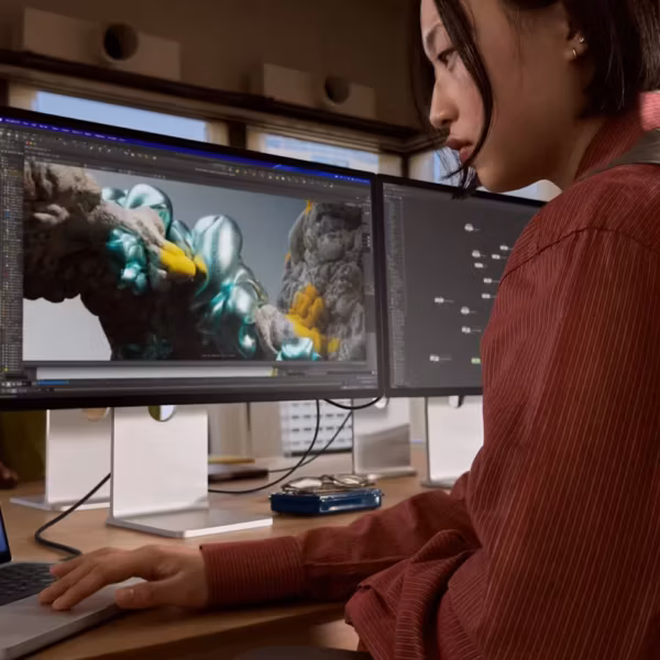 Работа специалиста по 3D моделированию: Apple Studio Display с MacBook и двумя мониторами