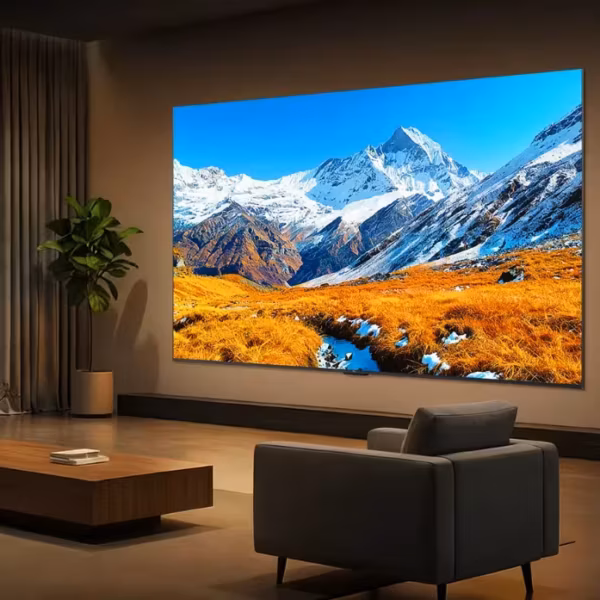Ультравысокотехнологичный телевизор TCL T7M Ultra на стене в гостиной комнате