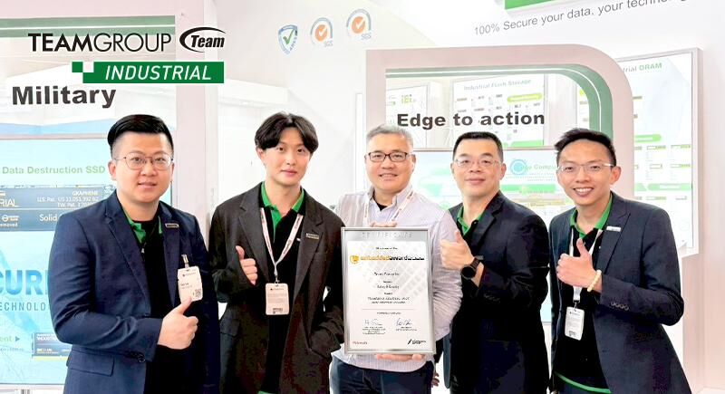 Команда в деловой одежде держит награду Embedded Award 2026 за защиту данных TEAMGROUP INDUSTRIAL U512T