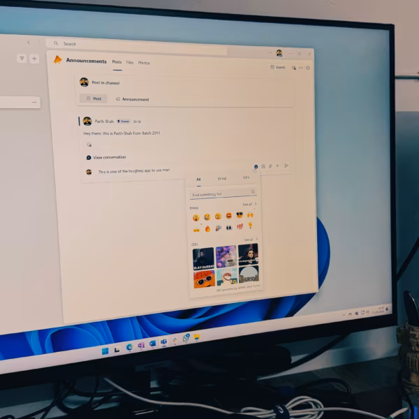 Экран компьютера с приложением Microsoft Teams и чатом